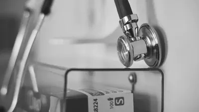 Дәрігер, Шемонайха, Өскемен, шипажай, әйел адам, инемен емдеу, өкпе, тесілу, сурет - Zakon.kz жаңалық 23.12.2025 19:17