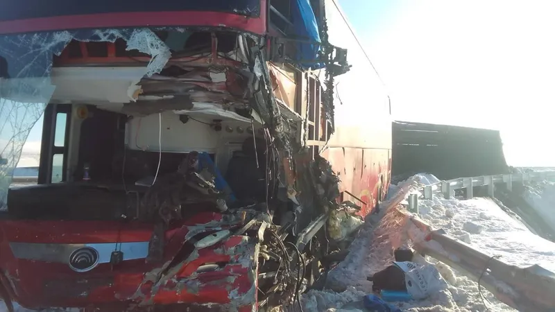 Абай облысында жолаушылар автобусы мен "КамАЗ" соқтығысып, бір адам қаза тапты