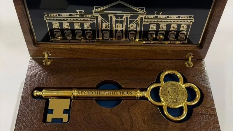 Дональд Трамп Қазақстан президентіне Ақ үйдің символикалық кілтін сыйлады