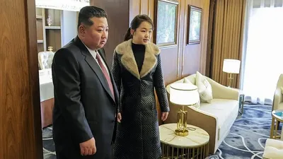 Ким Чен Ын қызымен бірге Солтүстік Кореядағы жаңа қонақүйлерді тексеріп шықты, сурет - Zakon.kz жаңалық 24.12.2025 10:53