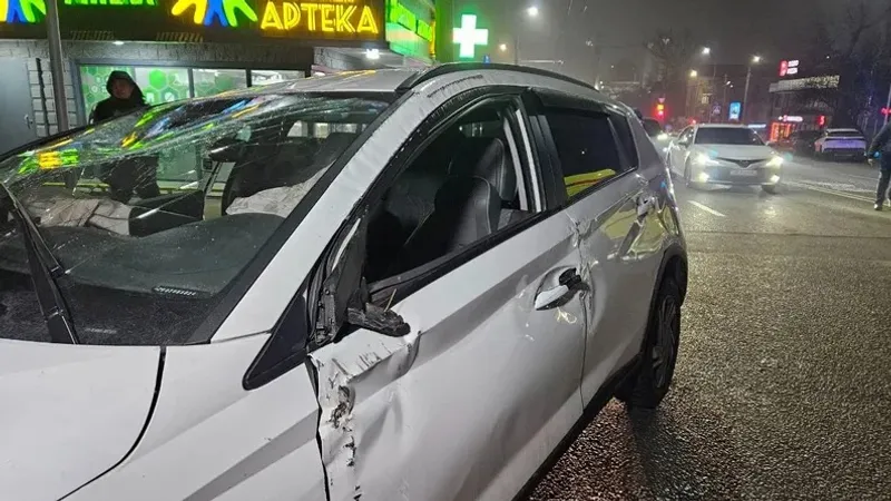 Алматыда түн ортасында үш көлік соқтығысып, бір адам зардап шекті