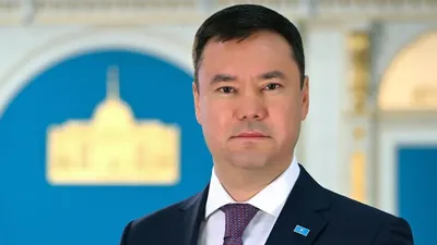 «Мемлекет басшысының Жарлығымен Баялиев Рустам Ахатханұлы Қазақстан Республикасы Президенті Әкімшілігінің Өңірлік даму мониторингі бөлімінің меңгерушісі лауазымынан босатылды», – делінген ресми хабарламада.  Рустам Баялиев 1975 жылы туған.  Ол 1996 жылы Әл-Фараби атындағы Қазақ ұлттық университетін «Халықаралық журналистика» мамандығы бойынша тәмамдаған, 1998 жылы – Еуразиялық нарық институтын «Экономика және менеджмент» мамандығы бойынша бітірген.  Еңбек жолын 1997 жылы ҚР Қаржы министрлігінің Мемлекеттік салық комитетінде 1-санатты маман ретінде бастаған.  Негізгі қызметтері:  1997–1999 жж. – Қарағанды облысы әкімінің орынбасарының кеңесшісі, облыс әкімінің көмекшісі;  1999–2000 жж. – ҚР Қаржы министрі көмекшісі, ұйымдастыру және кадрлық жұмыс департаментінің бас хатшысы;  2000–2002 жж. – ҚР Қаржы министрлігінің Қаржы саясаты және болжамдау департаментінің басқарма бастығы, орынбасары;  2002 ж. қаңтар–қыркүйек – ҚР Қаржы министрлігінің Қаржы және ұйымдастырушылық-кадрлық жұмыс департаментінің орынбасары;  2002–2003 жж. – ҚР Өнеркәсіп және сауда министрлігінің Сауда қызметін реттеу, сараптамалық бақылау және Дүниежүзілік сауда ұйымына кіру департаментінің директоры;  2003 ж. ақпан–тамыз – ҚР Өнеркәсіп және сауда министрлігінің ДСҰ-ға кіру және халықаралық ынтымақтастық департаментінің директоры;  2003–2004 жж. – ҚР Өнеркәсіп және сауда министрлігінің Шағын бизнесті қолдау комитетінің төрағасының орынбасары;  2004–2005 жж. – Ақмола облысы әкімі аппаратының жетекшісі;  2005–2014 жж. – ЖШС «ТПЭП» бас директорының кеңесшісі;  2014–2015 жж. – АҚ «Астанаэнергосервис» басқарма төрағасы;  2016–2022 жж. – Алматы облысы Ат спорты федерациясының басшысы;  2024–2025 жж. – Қазақстан Президенті Әкімшілігі басқарушы ісінің орынбасары;  2025 жылғы 13 ақпандан бастап – Президент Әкімшілігінің Өңірлік даму мониторингі бөлімінің меңгерушісі, бұл лауазымда 10 ай қызмет атқарды.  Айта кетейік, бір күн бұрын, 23 желтоқсанда, Тоқаев Президент Әкімшілігінің Көлік-логистика саласын дамыту бөлімінің меңгерушісі лауазымына Азамат Кескинбаевты тағайындаған болатын., сурет - Zakon.kz жаңалық 24.12.2025 12:46