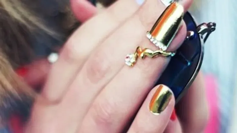 Ресейлік бойжеткен "мүгедектігіне байланысты" зергерлік дүкеннен жұмыстан шығып қалған