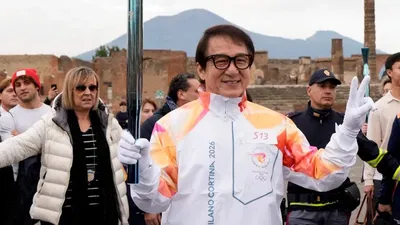 Джеки Чан қысқы Олимпиада ойындарының алауын алып жүрді