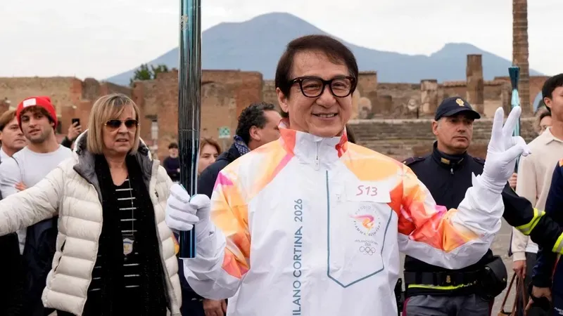 Джеки Чан қысқы Олимпиада ойындарының алауын алып жүрді