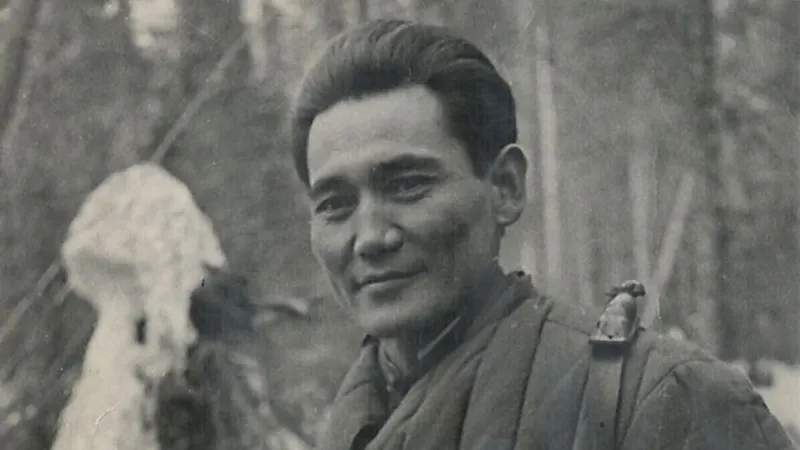 Қазақстан президенті Бауыржан Момышұлына ресми түрде "Халық қаһарманы" атағын берді