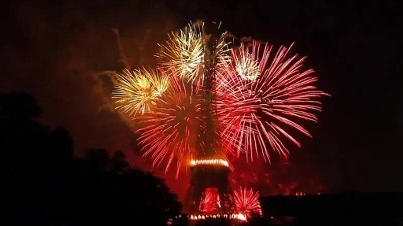 Эйфель мұнарасы маңында отшашу атқандар жаппай ұсталып жатыр