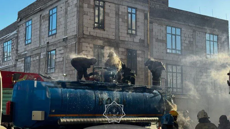 Өрт, Астана, үш қабатты ғимарат, сурет - Zakon.kz жаңалық 28.12.2025 11:40