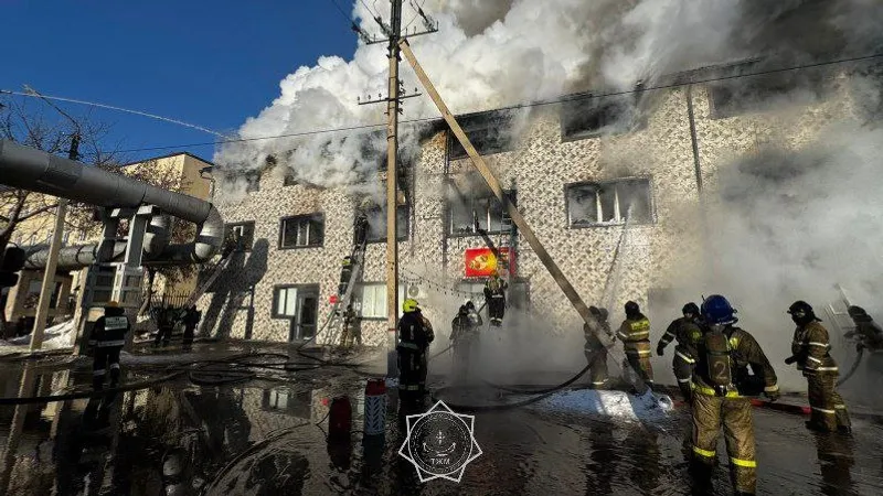 Астанада отқа оранған үш қабатты ғимараттағы өрт оқшауланды