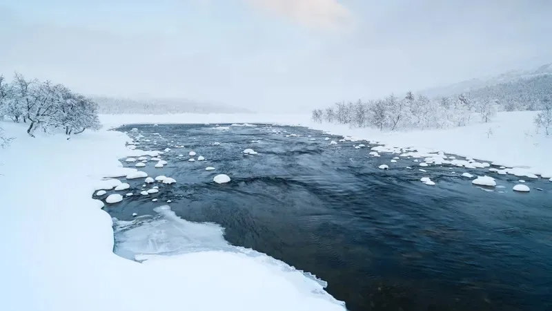 БҚО-да құтқарушылар мұз астына түсіп кеткен жүк көлігін шығарды