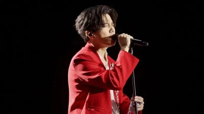 Балалық шағымыз үшін рақмет: Димаш танымал актердің қазасына байланысты көңіл айтты