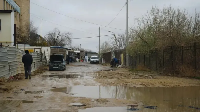 Ақтауда шұрық-тесік көше жүруге жарамыз болудың аз-ақ алдында тұр - фото