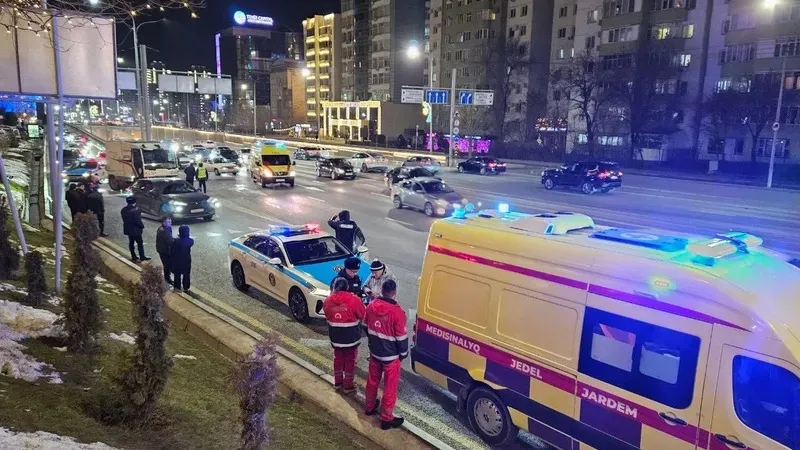 Алматыда түн ортасында жаппай жол апаты болды: зардап шеккендер бар