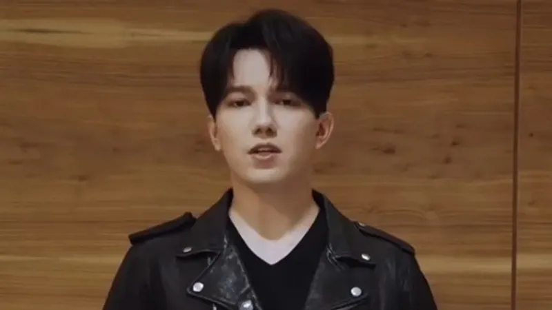 Димаш Құдайберген ел азаматтарын Жаңа жыл мерекесімен құттықтады