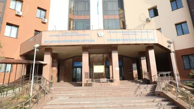 30 желтоқсанда аурухананың қабылдау бөлімін ауқымды жаңғырту нәтижесі таныстырылды. Іс-шараға Алматы қаласы әкімінің орынбасары Нұрлан Әбдірахым, Түрксіб ауданының әкімі Бақытжан Ақжаров және Алматы қаласы Қоғамдық денсаулық сақтау басқармасының басшысы Марат Пашимов қатысты., сурет - Zakon.kz жаңалық 31.12.2025 13:00