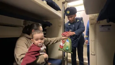 Полицейлер пойыз жолаушыларын жаңа жылмен құттықтады, сурет - Zakon.kz жаңалық 31.12.2025 15:30