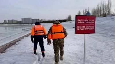 Астанада ауа райының күрт жылынуына және қардың еруіне байланысты Есіл өзенінің жағалауындағы мұз сырғанақтары мен мұз айдынының жұмысы уақытша тоқтатылды, деп хабарлайды Zakon.kz., сурет - Zakon.kz жаңалық 31.12.2025 09:32