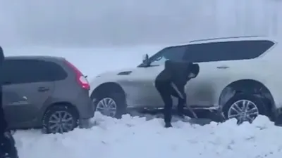 ШҚО-да полицейлер қарлы боранда тасжолда қалып қойған көліктерге көмектесті