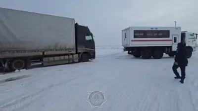 Ақтөбе қаласына жақын орналасқан облыстық маңызы бар Оңтүстік айналма автожолында қар құрсауында қалған жүк көлігінің жүргізушісіне құтқарушылар көмек көрсетті, деп хабарлайды Zakon.kz., сурет - Zakon.kz жаңалық 03.01.2026 15:43