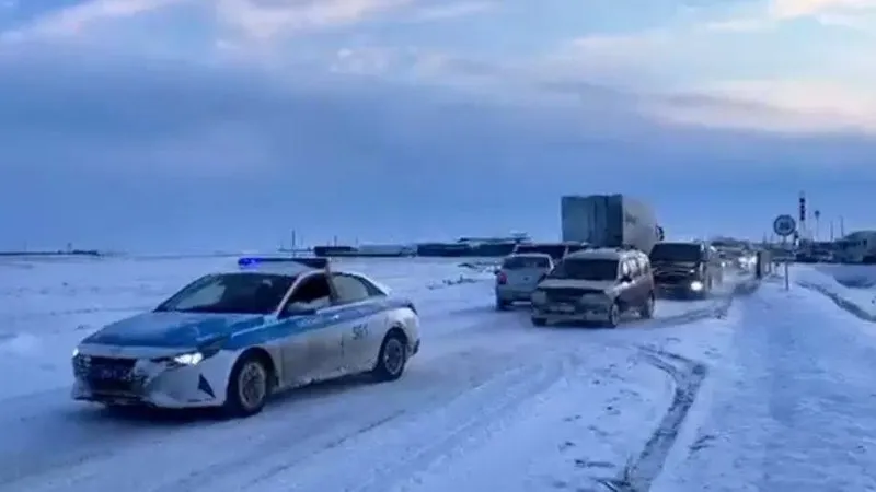 Ақтөбе облысында полицейлер автожолдарда жүргізушілерге бағыт-бағдар көрсетті