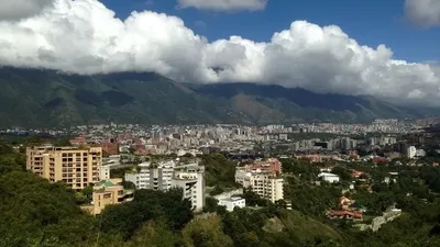 Венесуэла астанасы – Каракас қаласында, қала оңтүстігіндегі әскери базаның маңында бірнеше жарылыс болды, деп хабарлайды Zakon.kz., сурет - Zakon.kz жаңалық 03.01.2026 11:47