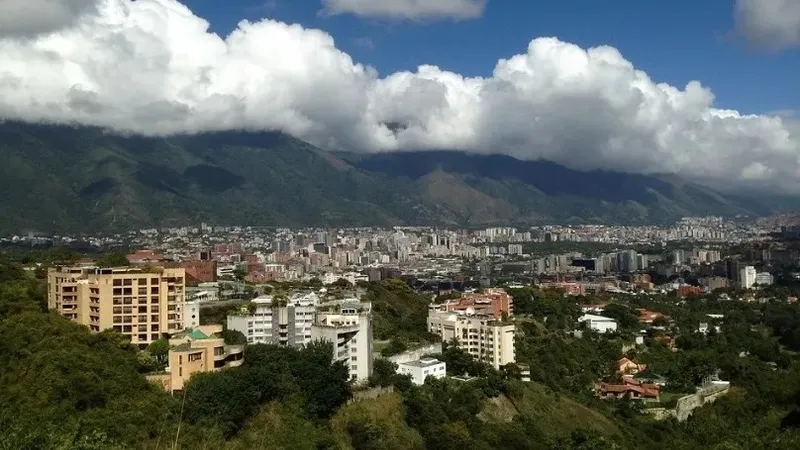 Венесуэла астанасында жарылыстар болды – АҚШ-пен шиеленісе келе жағдай ушығып тұр