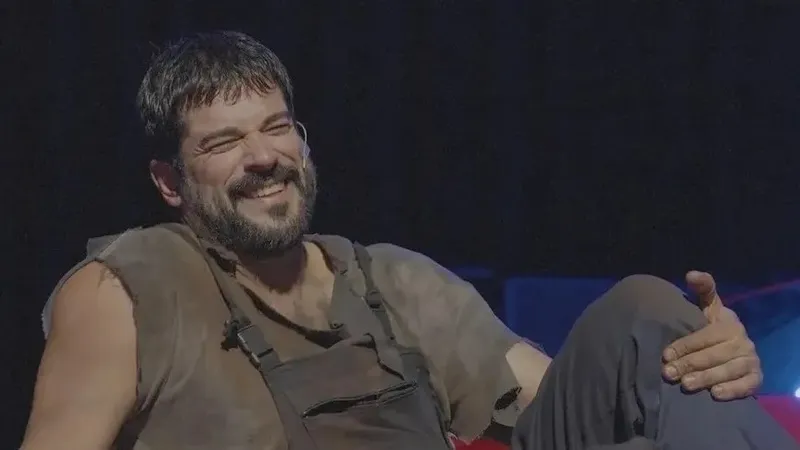 Бурак Өзчивит Ресейге "Стамбұлдың ең әдемі қызын" алып барады