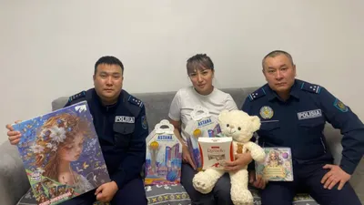 Ақсу қаласында полицейлер қаза тапқан әріптестері Асхат Кудериннің отбасын мерекемен құттықтады. Ол патрульдік полицияда қызмет атқарған. 2021 жылдың сәуір айында ауыр дерттен кейінгі асқыну салдарынан кенеттен қайтыс болды., сурет - Zakon.kz жаңалық 03.01.2026 16:20