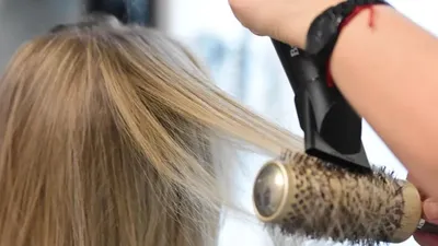 Шаш стилистi Анна Жарова қысқы мезгілде бас терісі жиі құрғақ әрі сезімтал болатынын, кернеу мен қышу пайда болатынын айтып, сондықтан шаш күтімін дұрыс ұйымдастыру өте маңызды деп хабарлады, деп жазады Zakon.kz., сурет - Zakon.kz жаңалық 03.01.2026 16:45