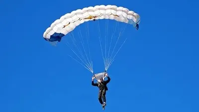 2 қаңтарда Armed Forces Bowl матчынан бұрын, Rice және Texas State командаларының арасында, парашютші қақпа торын ұстап тұрған арқанға ілініп, 10 метр биіктен жерге құлады, деп хабарлайды Zakon.kz., сурет - Zakon.kz жаңалық 03.01.2026 12:28