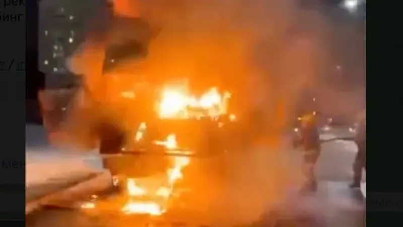 Астанада көлігі қалың көше қилысында жүк көлігі отқа оранды - видео