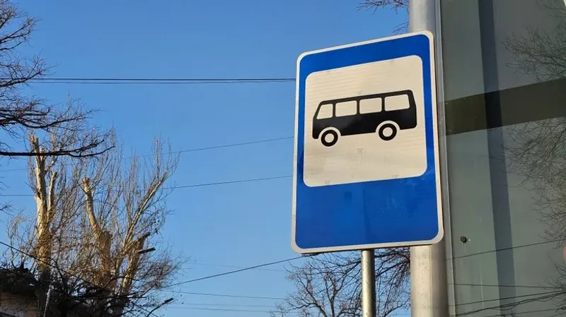 Астанада артқа жүрген көлік автобус аялдамасын қиратты - видео