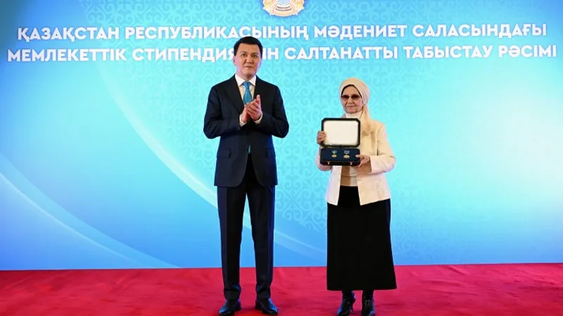 Мемлекеттік кеңесші Бауыржан Момышұлының туыстарына Алтын жұлдыз бен "Отан" орденін тапсырды