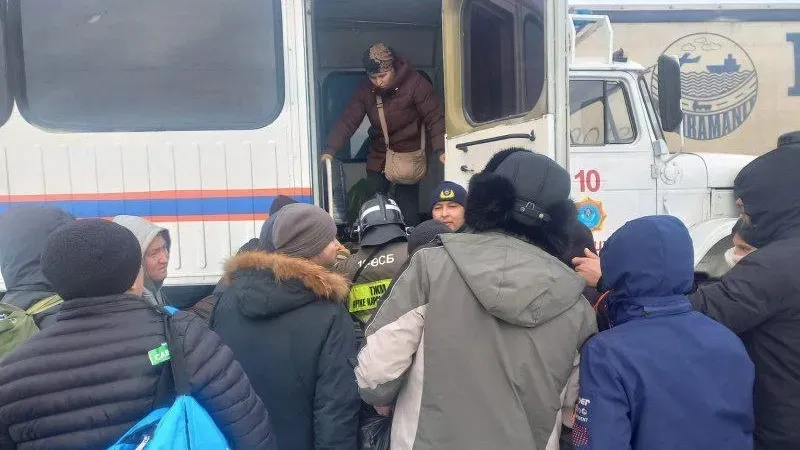 Ақтөбе облысында шетелдік азаматтар толы автобус бұзылып, қатты аязда жолда қалып кетті