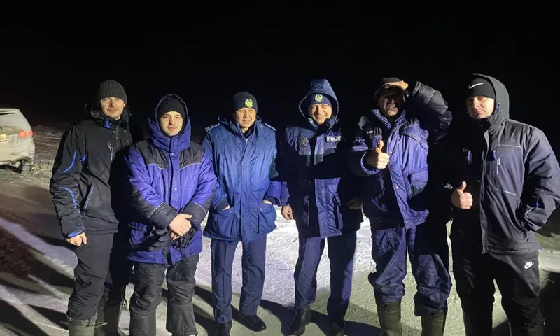 ШҚО-да полицейлер жүргізушілерді қар құрсауынан құтқарды