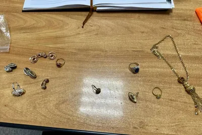 Ақтөбеде жас жігіт пәтерге кіріп, алтын және күміс әшекей бұйымдарды ұрлап кеткен, сурет - Zakon.kz жаңалық 08.01.2026 18:19