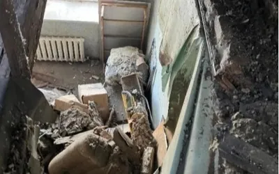 Теміртауда көпқабатты тұрғын үйдің шатыры опырылып түсті, сурет - Zakon.kz жаңалық 08.01.2026 19:30