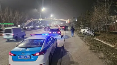 Алматыда екі кроссовер соқтығысып, біреуі арыққа түсіп кетті, сурет - Zakon.kz жаңалық 08.01.2026 22:03