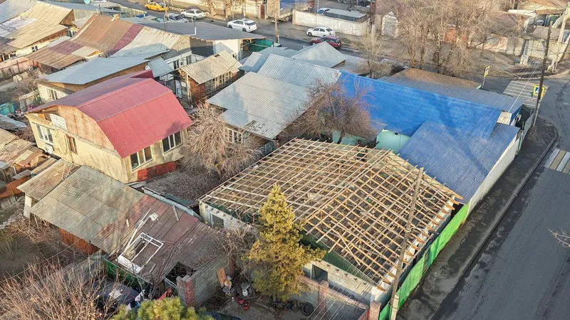 Алматыда заңсыз салынған тағы бір нысан бұзылды