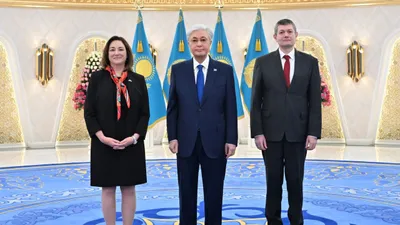 2026 жылдың 9 қаңтарында Ақорда резиденциясында АҚШ елшісі Джули Стаффт пен Болгария елшісі Георги Воденскидің Қазақстан Президентіне сенім грамоталарын тапсыру рәсімі өтті., сурет - Zakon.kz жаңалық 09.01.2026 12:33