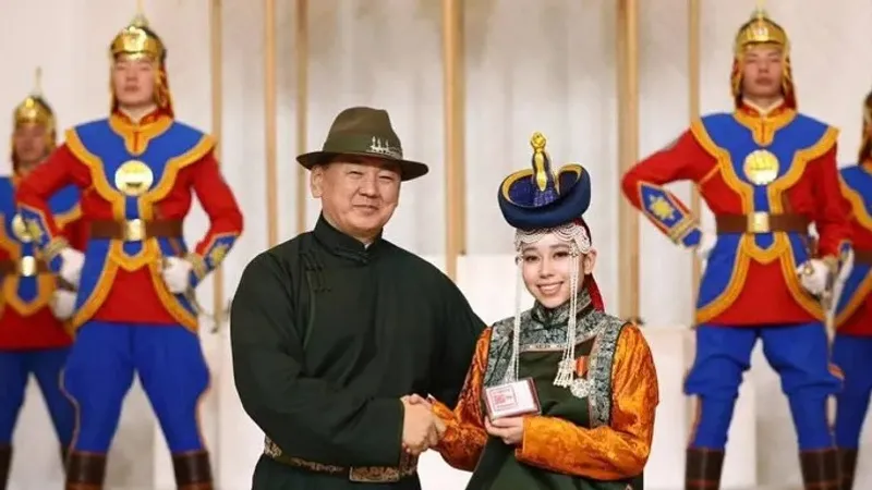 Моңғолия президенті Астанада өткен байқаудың жеңімпазын марапаттады