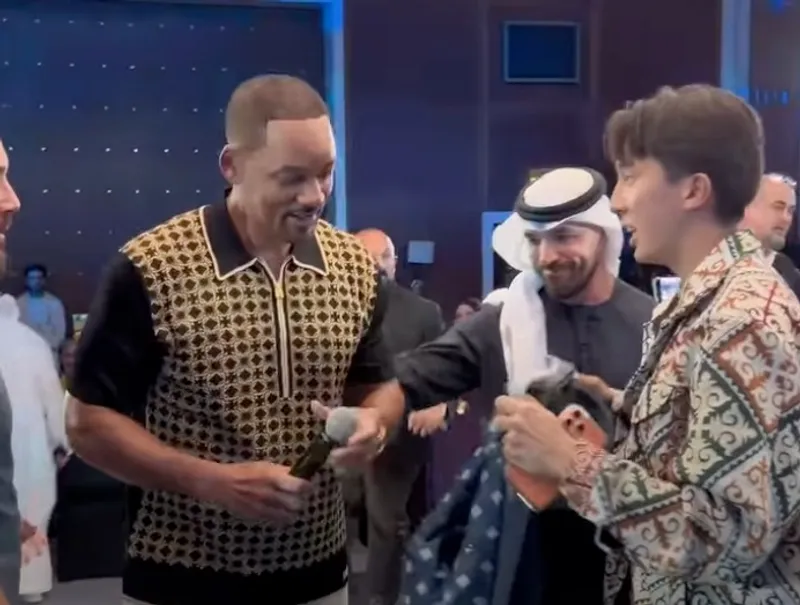 Қазақтың шапаны Уилл Смиттің иығында: қазақстандық блогердің тосын сыйы