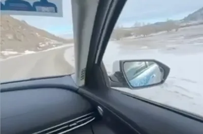 ШҚО-да патрульдік полицейлер жолда өзін жайсыз сезінген әйелге шұғыл көмек көрсетті, сурет - Zakon.kz жаңалық 11.01.2026 21:30