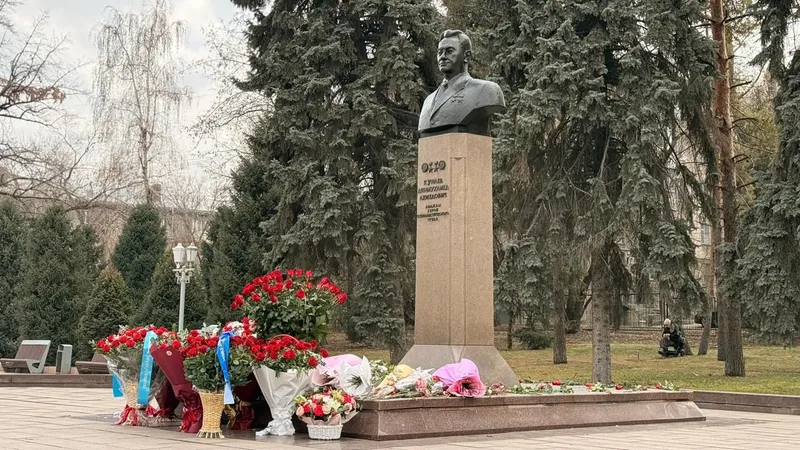 Алматыда Дінмұхамед Қонаевтың 114 жылдығына орай ескерткішке гүл қою рәсімі өтті