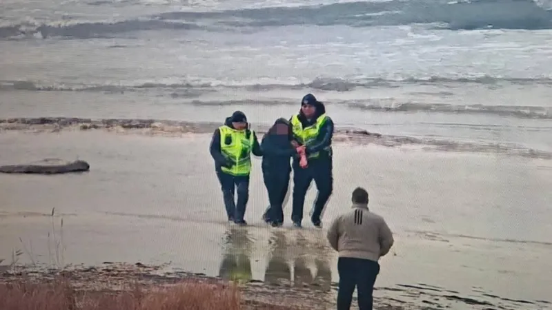 Ақтауда полицейлер суға батып бара жатқан жасөспірімді құтқарды