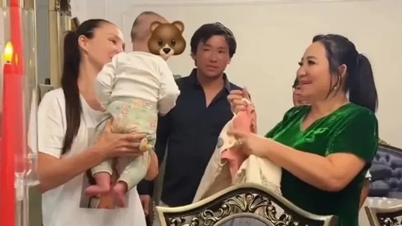 Қайрат Нұртастың анасы келіні Жұлдыз бен оның отбасын қандай сән-салтанатпен қарсы алғанын көрсетті