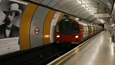 Жүздеген лондондық "Метроға шалбарсыз міну" акциясына қатысты, сурет - Zakon.kz жаңалық 13.01.2026 12:16