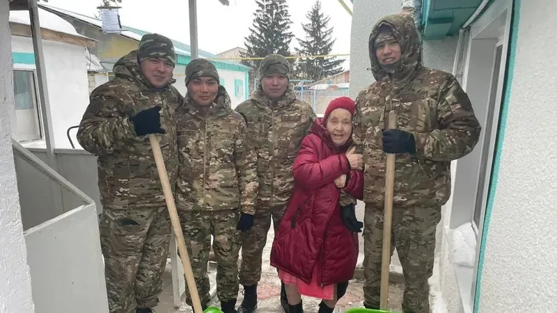 БҚО-да ТЖД қызметкерлері зейнеткерлердің үйлерін аралап, аулаларды қардан тазалады
