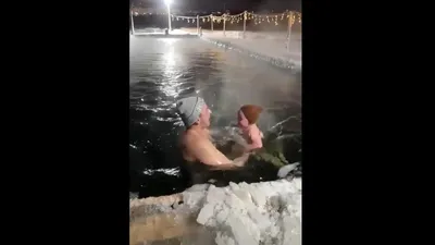 Бір жасар ұлын сақылдаған сары аязда мұзды суға түсірген әке желі қолданушыларының ашуын туғызды , сурет - Zakon.kz жаңалық 14.01.2026 11:08