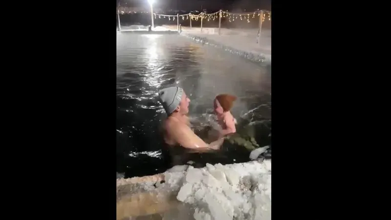 Бір жасар ұлын сақылдаған сары аязда мұзды суға түсірген әке желі қолданушыларының ашуын туғызды